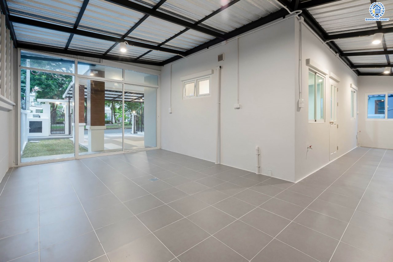 บ้านมือสองตกแต่งใหม่ โครงการ มณีรินทร์พาร์ค รัตนาธิเบศร์-ท่าอิฐ แบรนด์ Property Perfect เนื้อที่ 50 ตร.ว. ฟังก์ชัน 3 ห้องนอน 3 ห้องน้ำ จอดรถได้ 2 คัน บนทำเลศักยภาพ เชื่อมต่อทั้ง ถนนรัตนาธิเบศร์ และถนนราชพฤกษ์ ใจกลาง 2 เซ็นทรัลฯ ใกล้ทางด่วน "งามวงศ์วาน" และรถไฟฟ้า "สถานีบางรักน้อยท่าอิฐ"